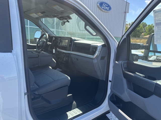 2025 Ford F-350 XL photo 2