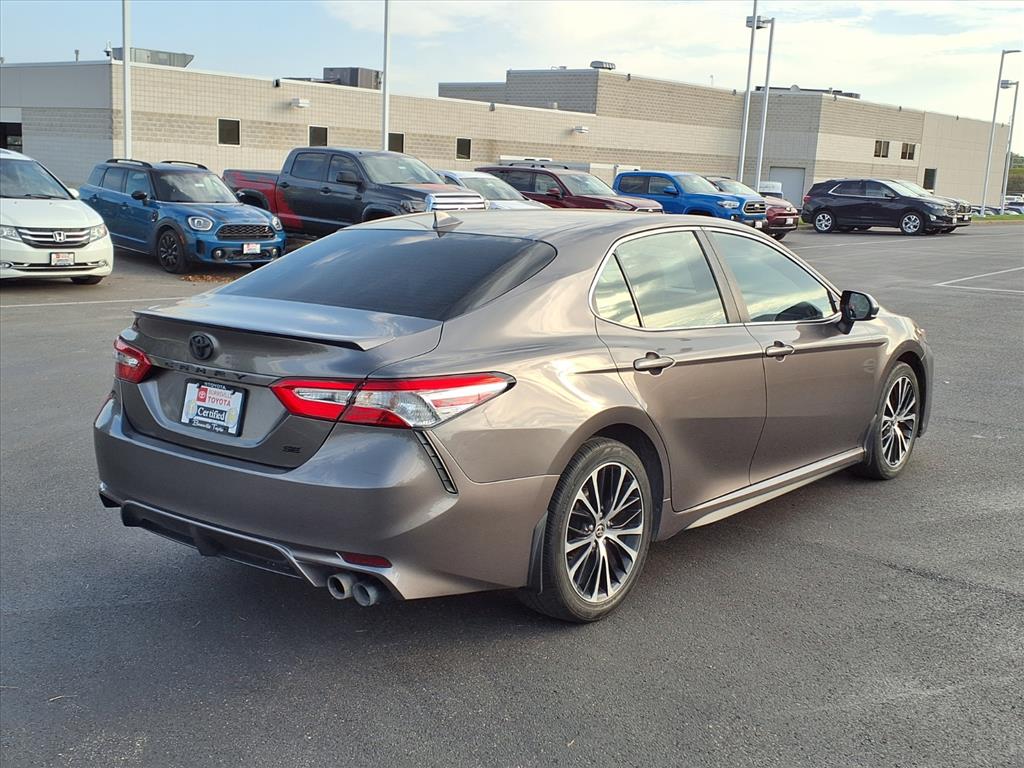 2020 Toyota Camry SE photo 3