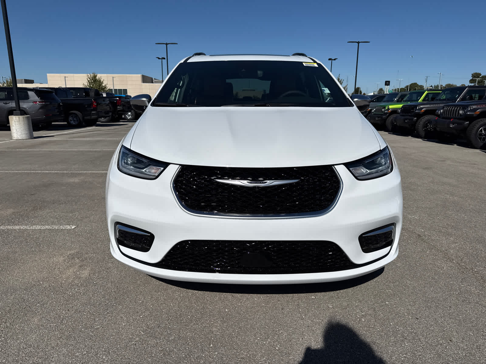 2026 Chrysler Pacifica Pinnacle photo 3