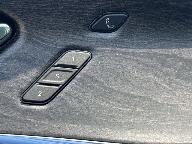 2025 Jeep Grand Cherokee Overland photo 2