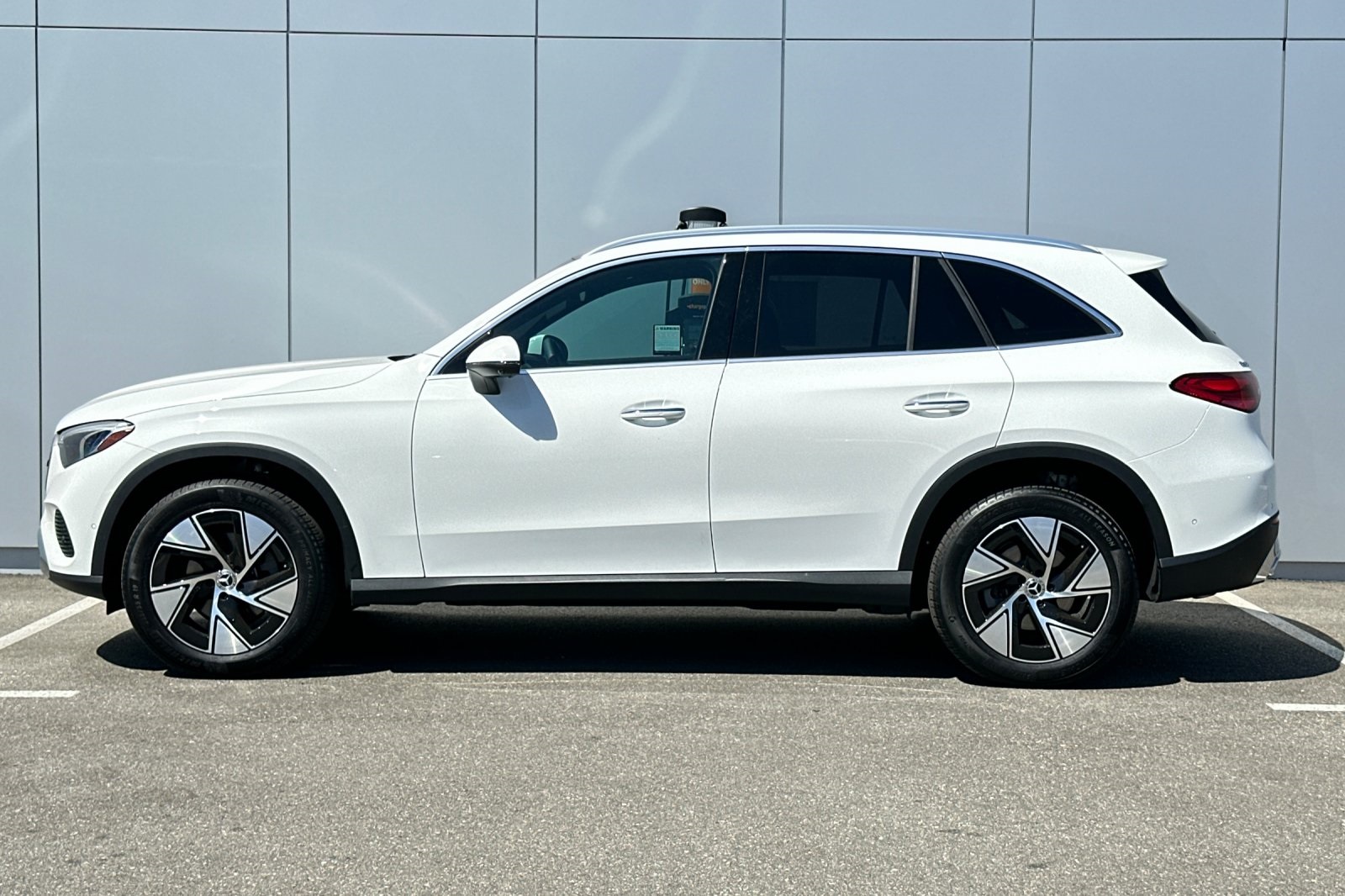2024 Mercedes Benz GLC 300 photo 2