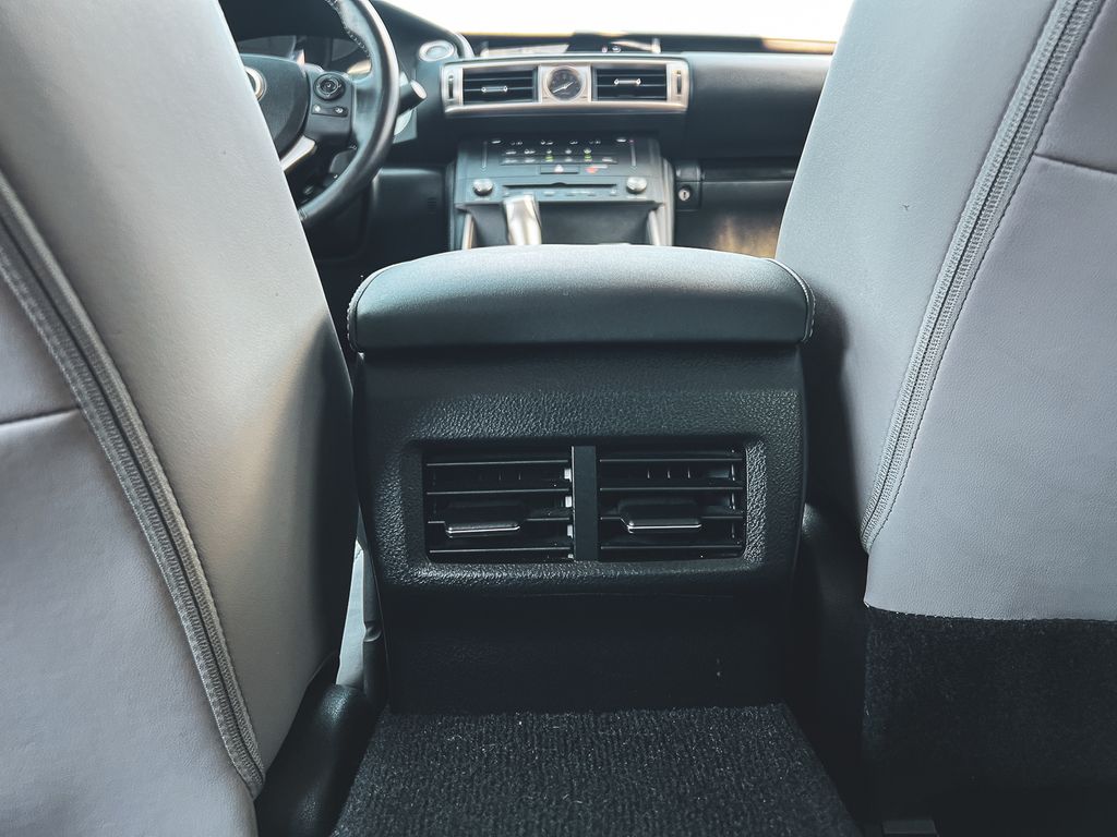 2016 Lexus IS 200t photo 30