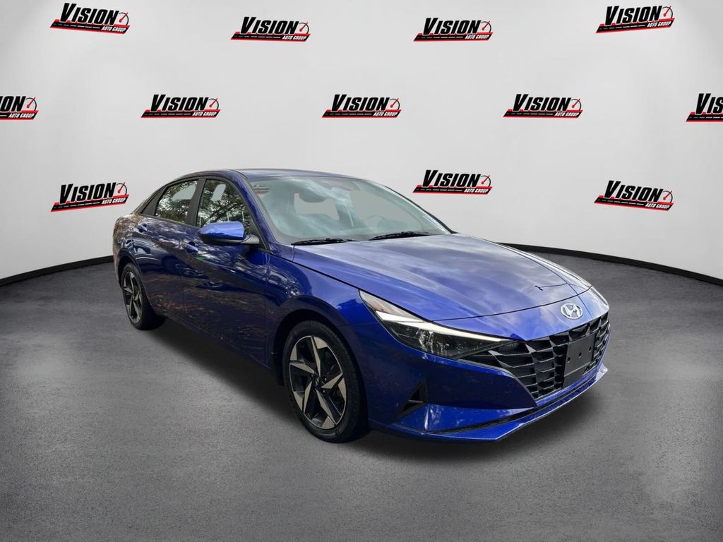2023 Hyundai Elantra SEL photo 3