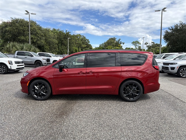 2026 Chrysler Pacifica Limited photo 2