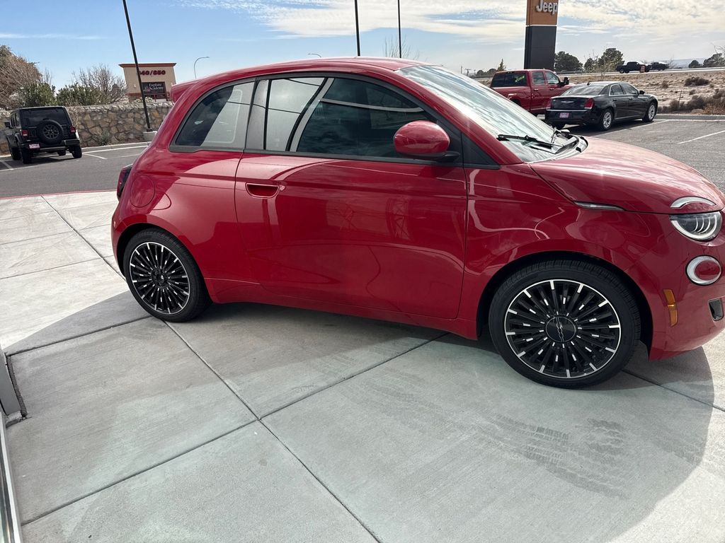 2024 Fiat 500e Red photo 4