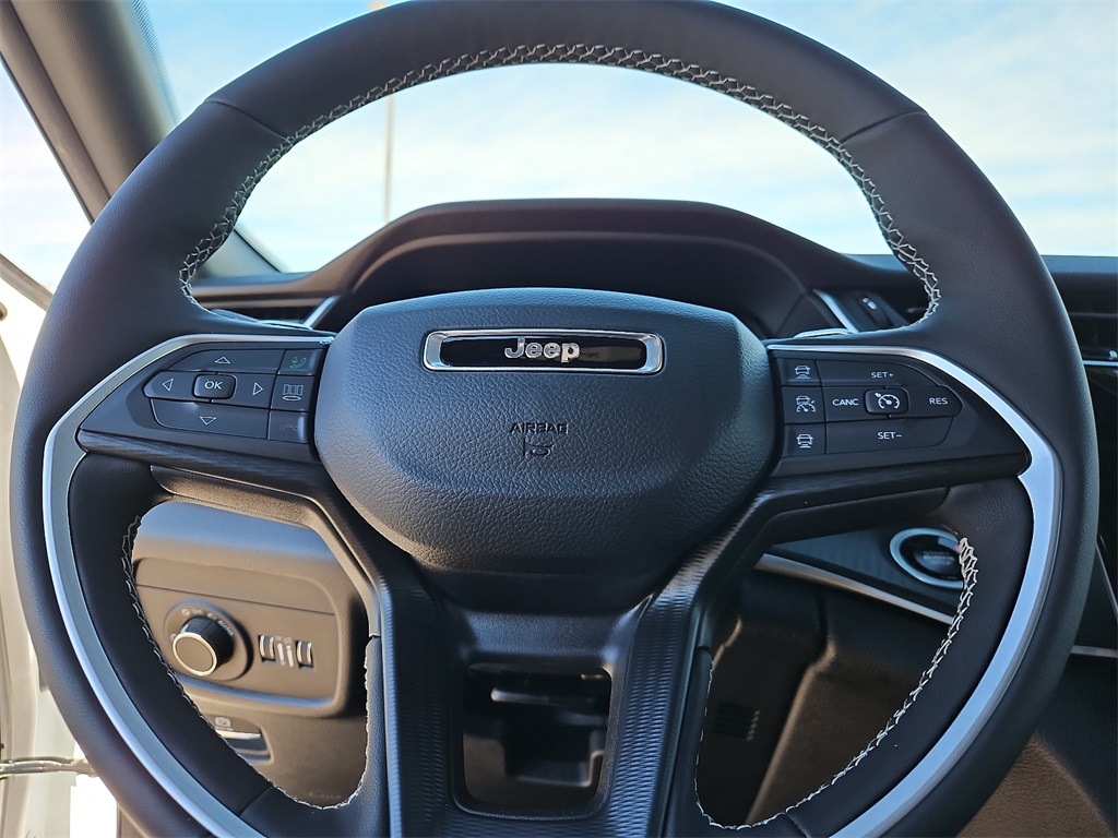 2025 Jeep Grand Cherokee Altitude photo 17