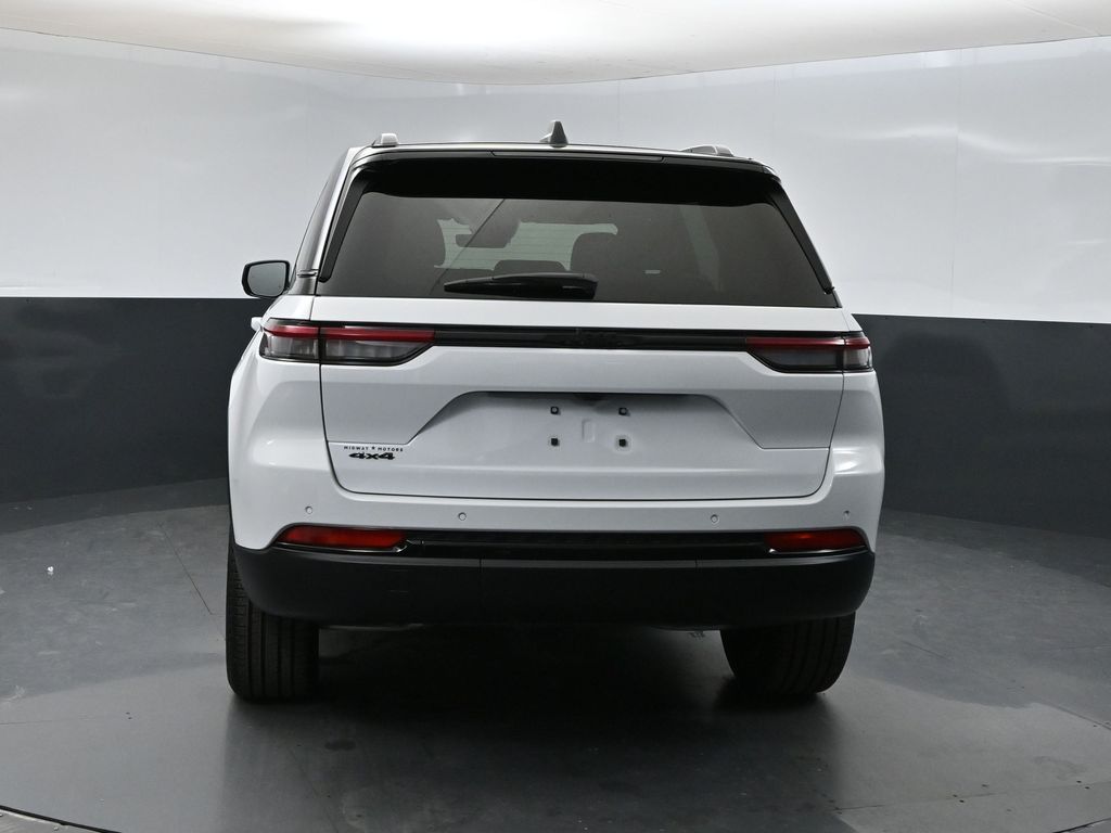 2025 Jeep Grand Cherokee Limited photo 3