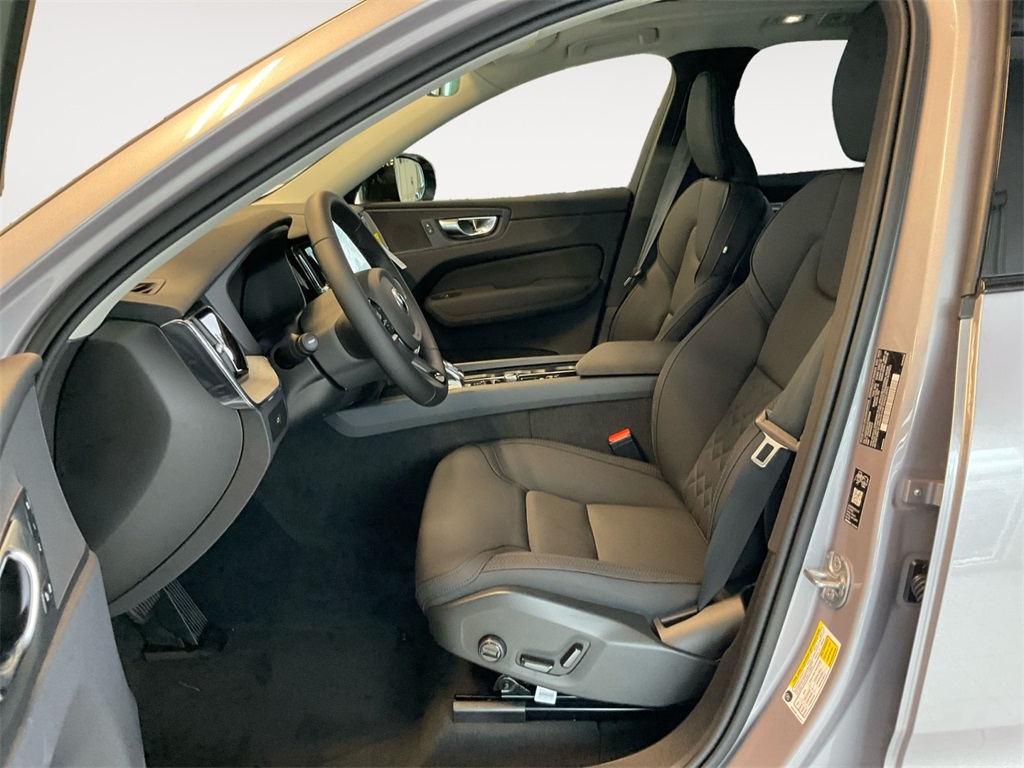 2026 Volvo XC60 B5 Plus photo 9