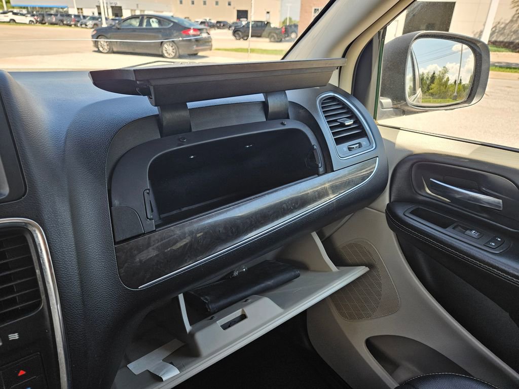 2016 Chrysler Town & Country Touring photo 14