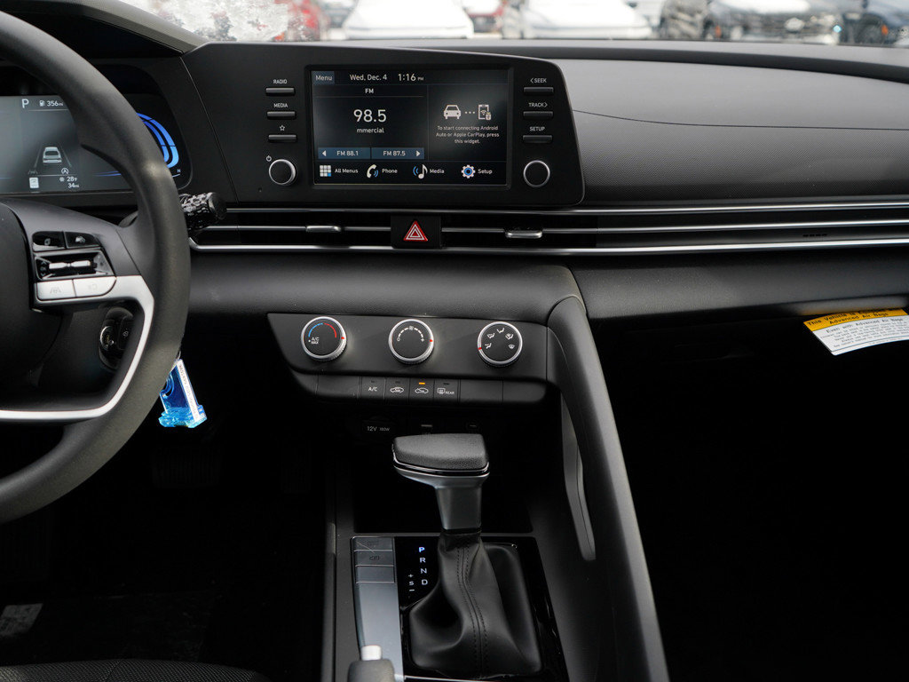 2025 Hyundai Elantra SE photo 13