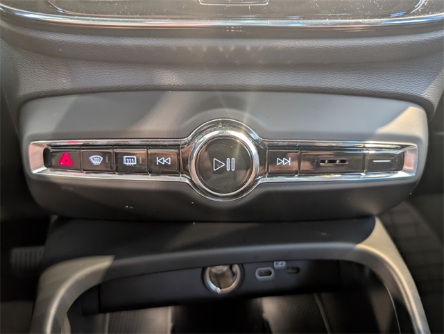 2023 Volvo XC40 Ultimate photo 24