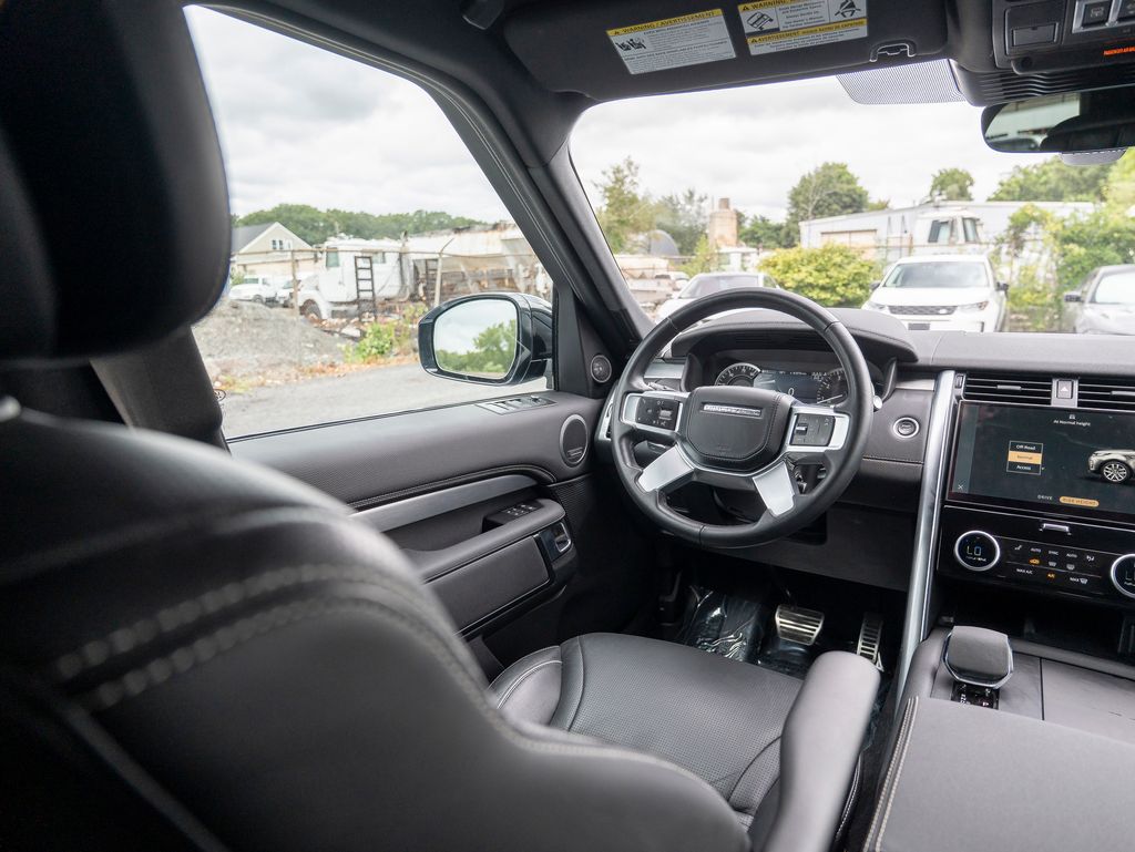 2023 Land Rover Discovery HSE R-Dynamic photo 17