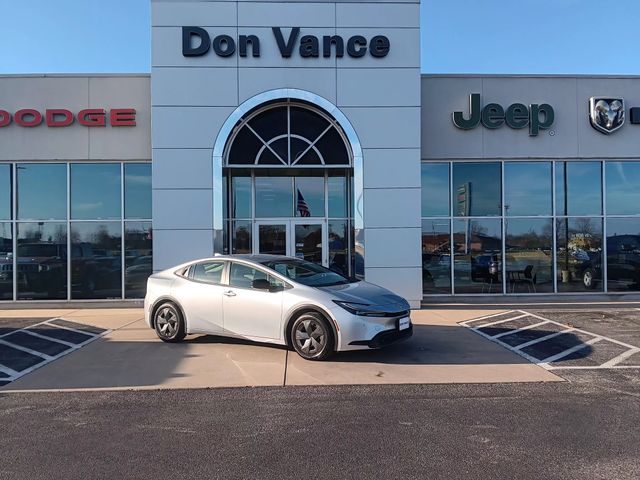 2025 Toyota Prius LE's photo