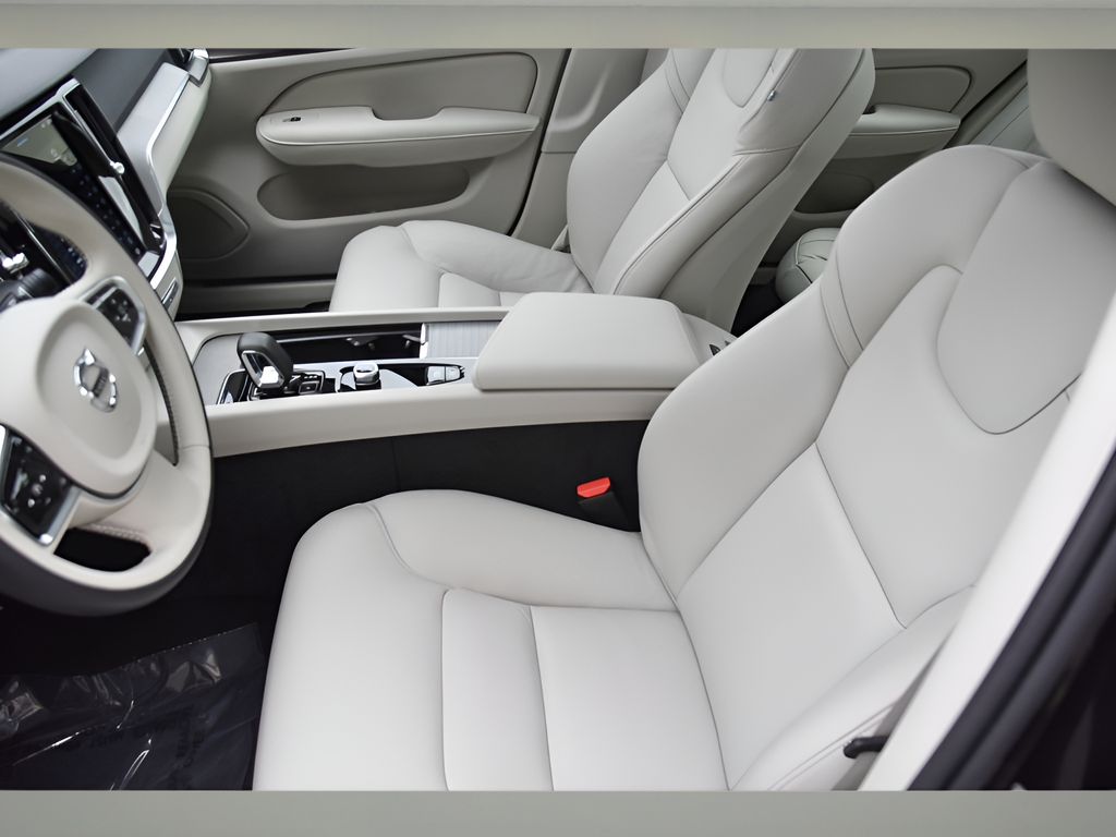 2024 Volvo S60 B5 Plus photo 8