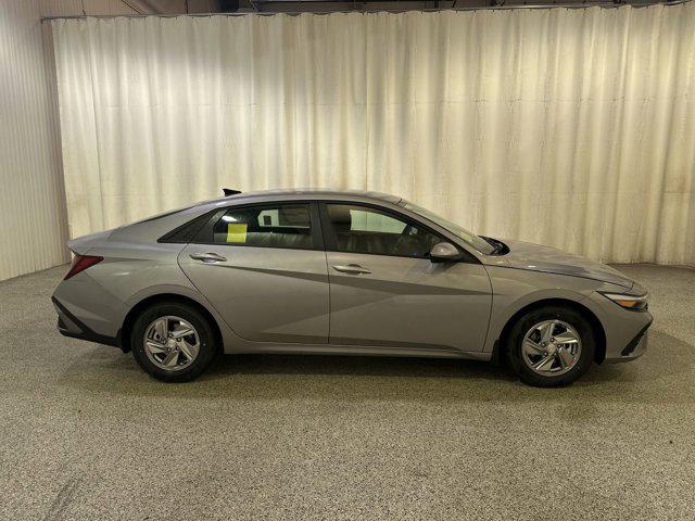 2025 Hyundai Elantra SE photo 4