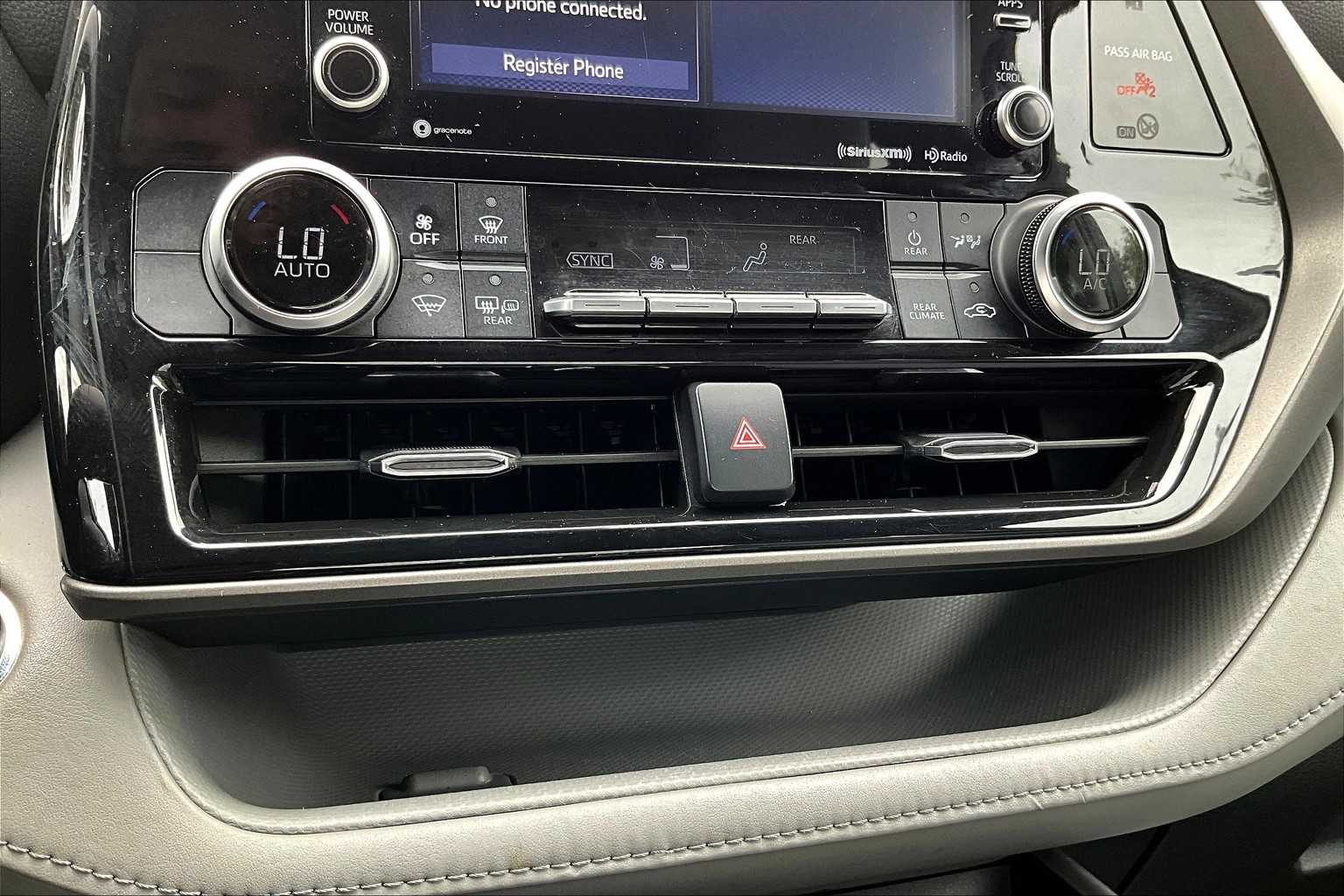 2022 Toyota Highlander LE photo 30