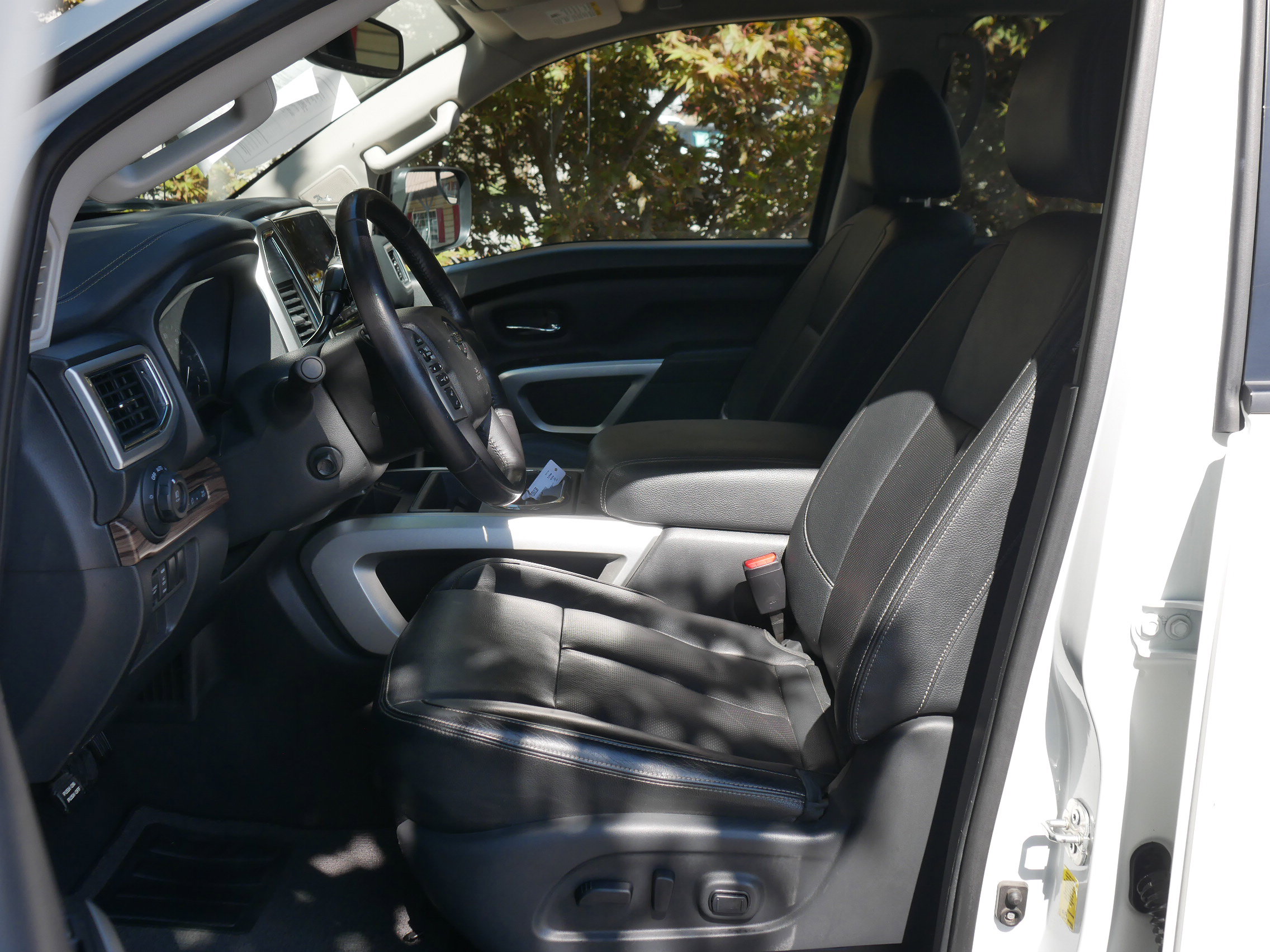 2021 Nissan Titan SL photo 2