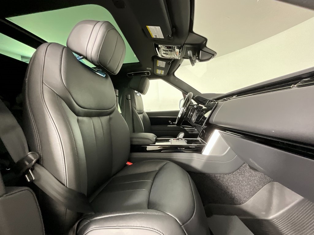 2025 Land Rover Range Rover SE photo 3
