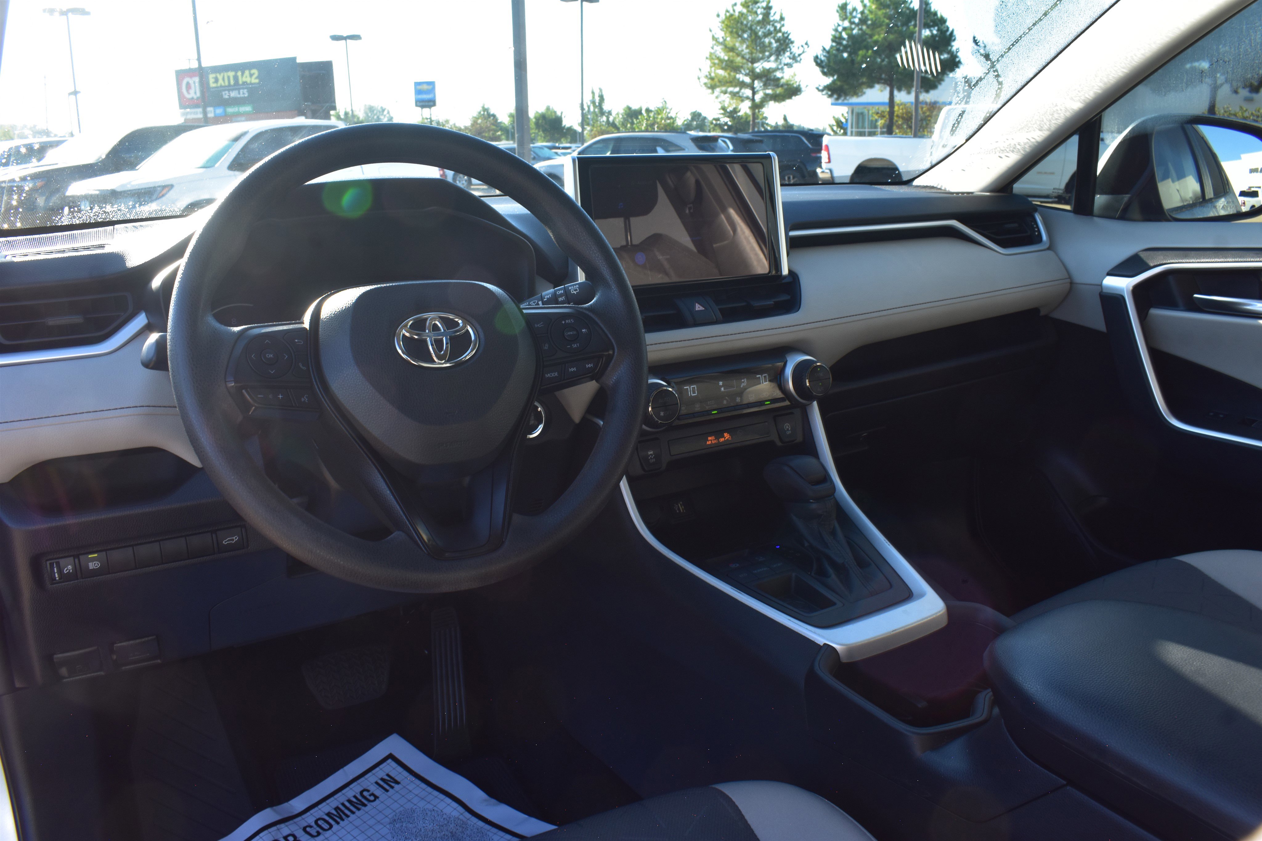 2023 Toyota RAV4 XLE photo 13