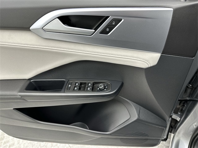 2025 Volkswagen Taos SE photo 4