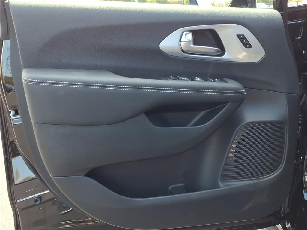 2026 Chrysler Pacifica Limited photo 2