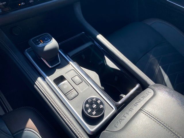 2022 Nissan Pathfinder Platinum photo 17