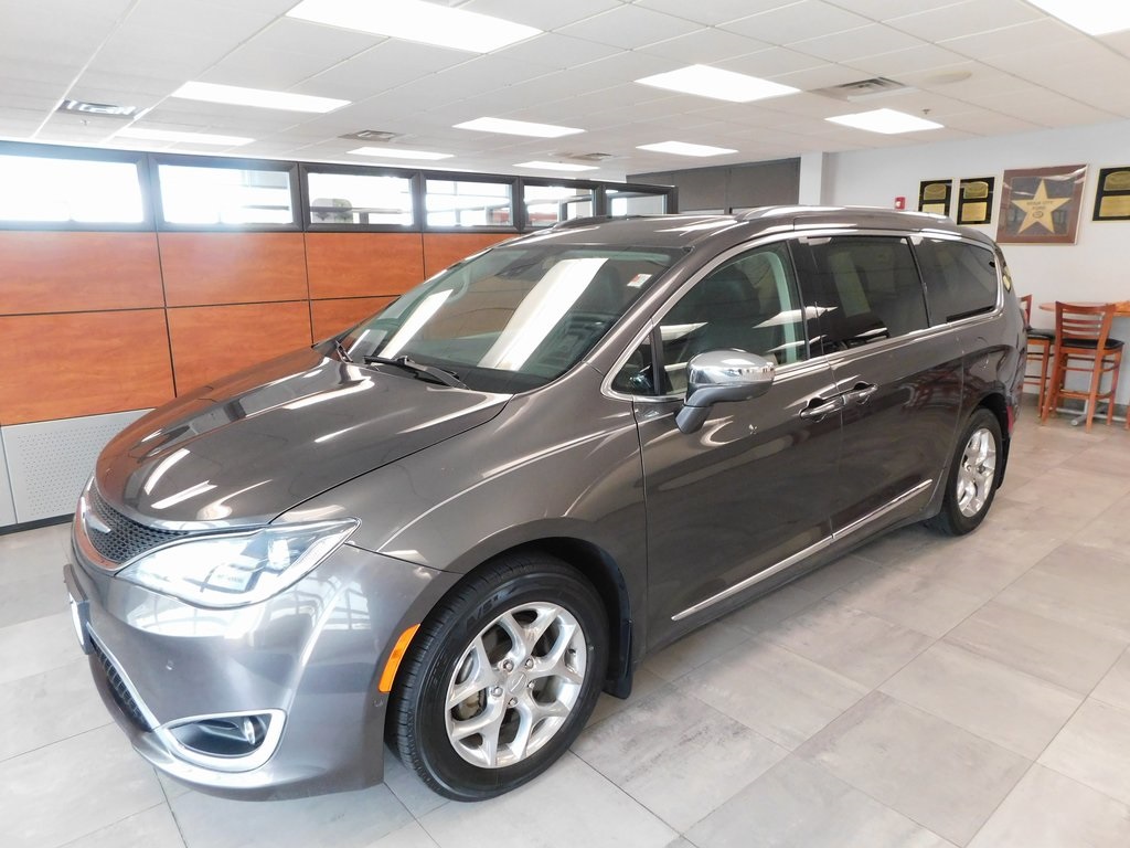 2019 Chrysler Pacifica Limited's photo