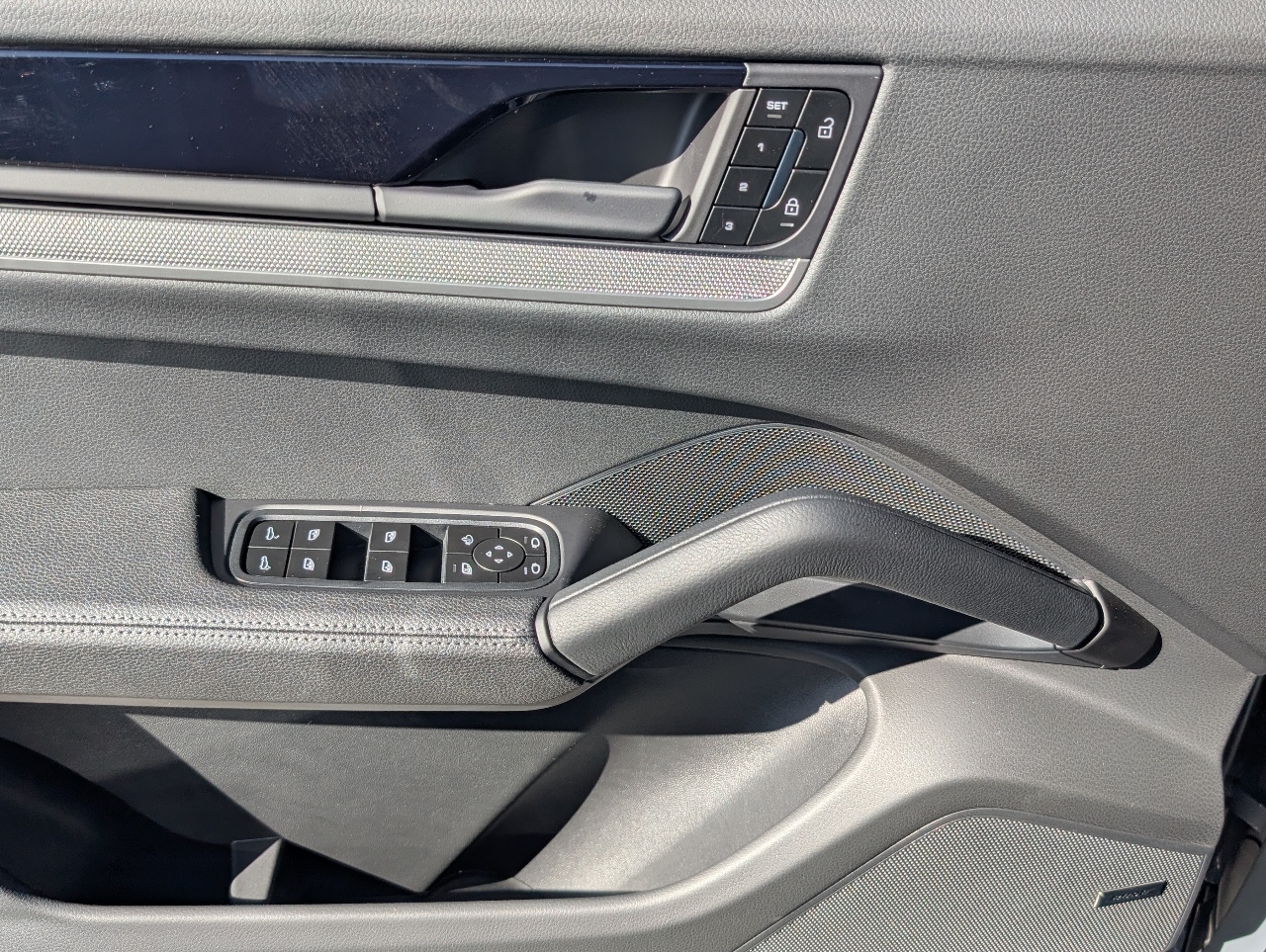 2025 Porsche Cayenne photo 18