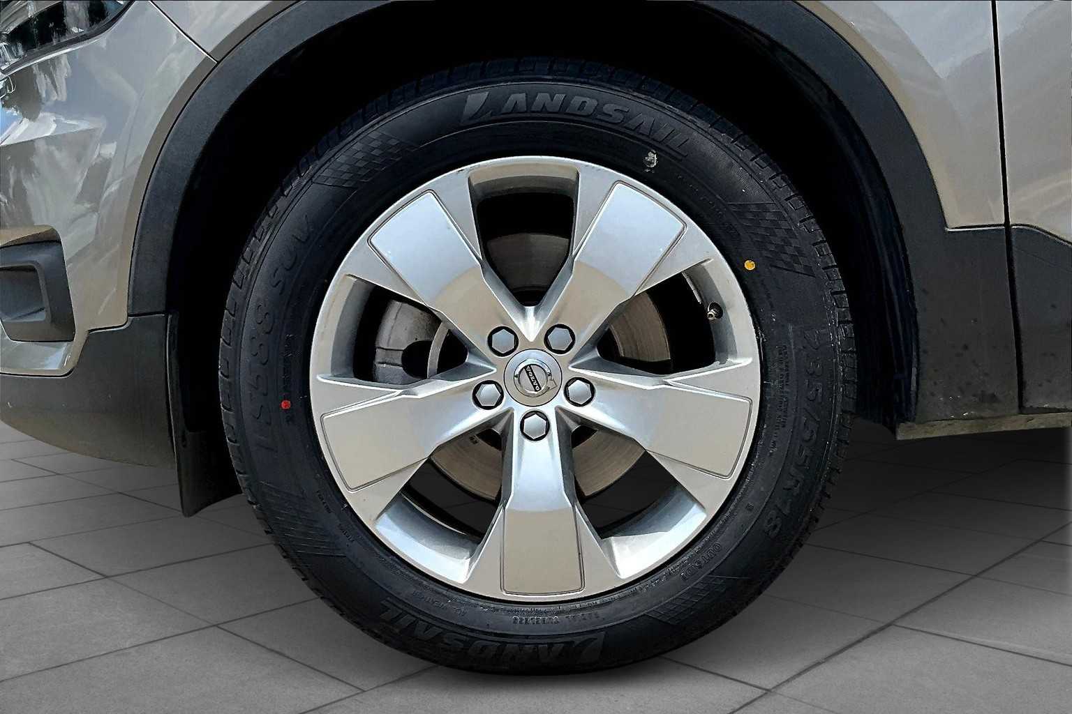 2022 Volvo XC40 Momentum photo 9