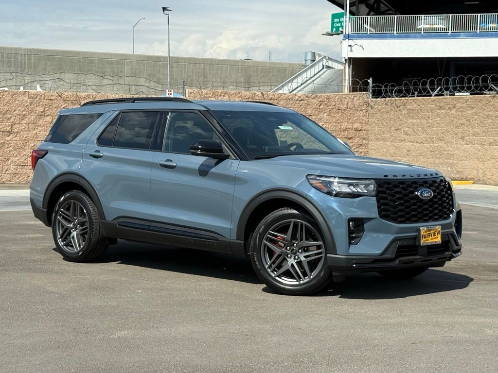 2025 Ford Explorer ST-LINE's photo