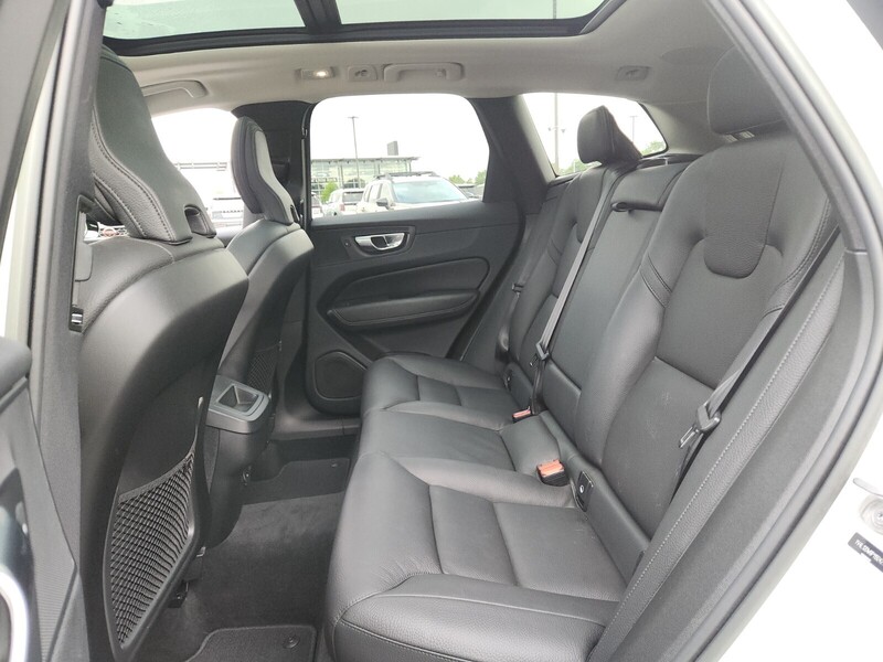 2023 Volvo XC60 B5 Plus photo 11