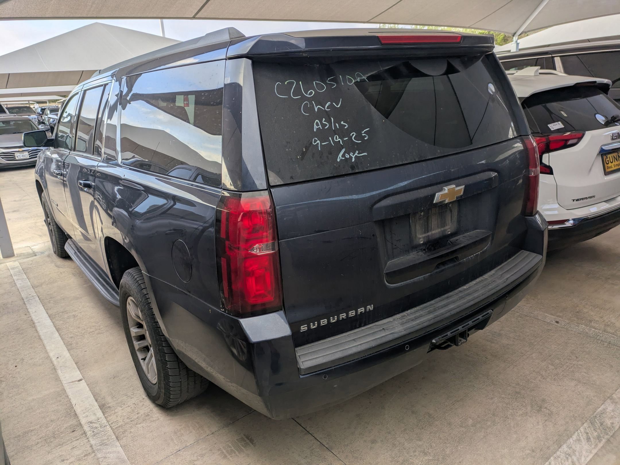2017 Chevrolet Suburban LT photo 3