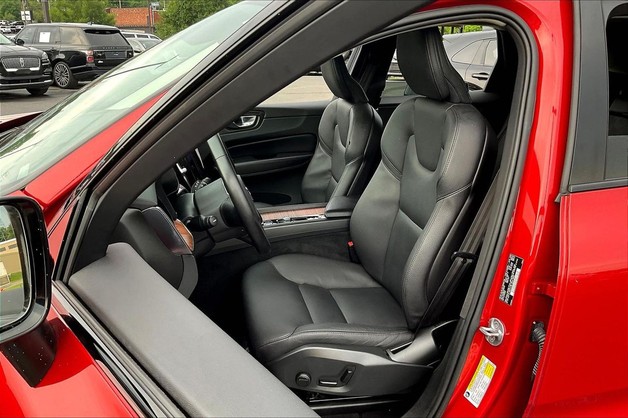 2023 Volvo XC60 B5 Plus photo 19