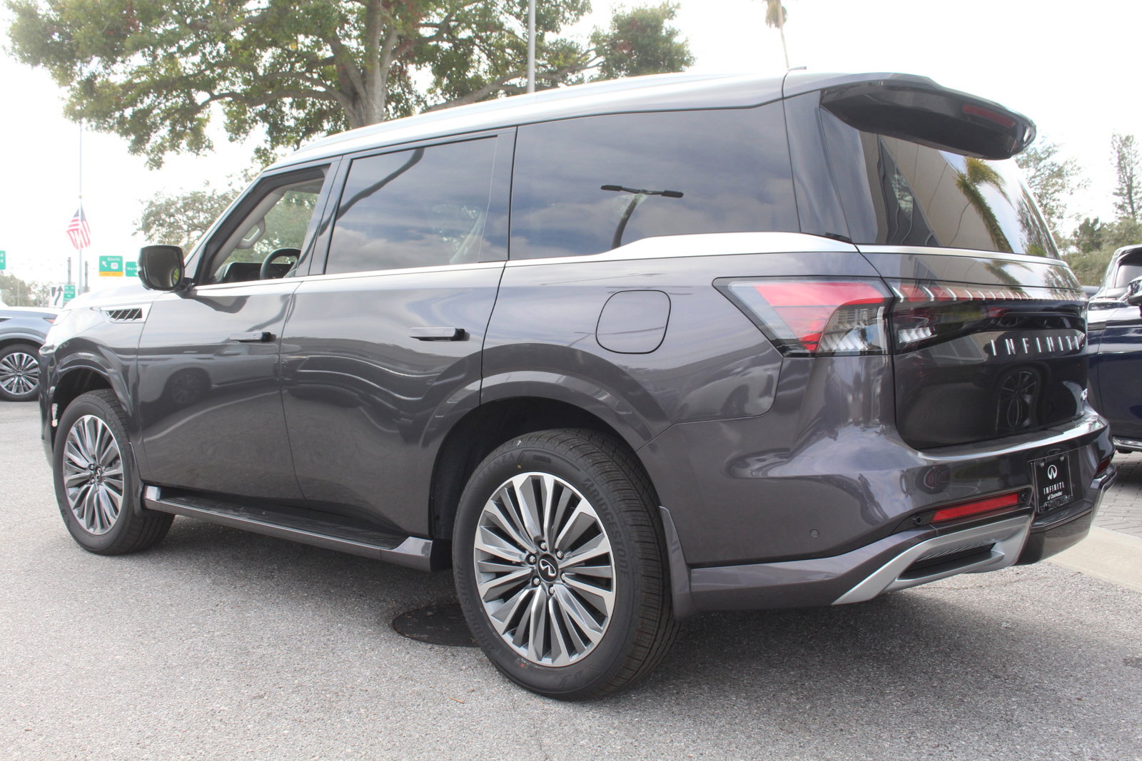 2025 Infiniti QX80 Luxe photo 3