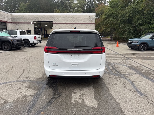 2024 Chrysler Pacifica Touring L photo 3