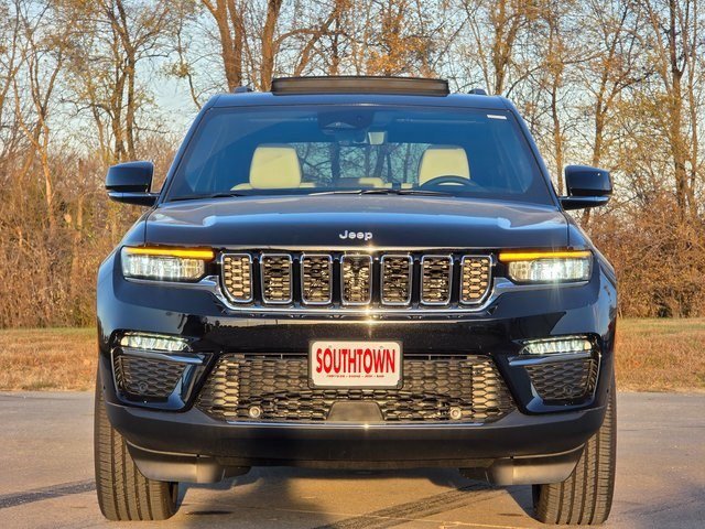 2025 Jeep Grand Cherokee Limited photo 2