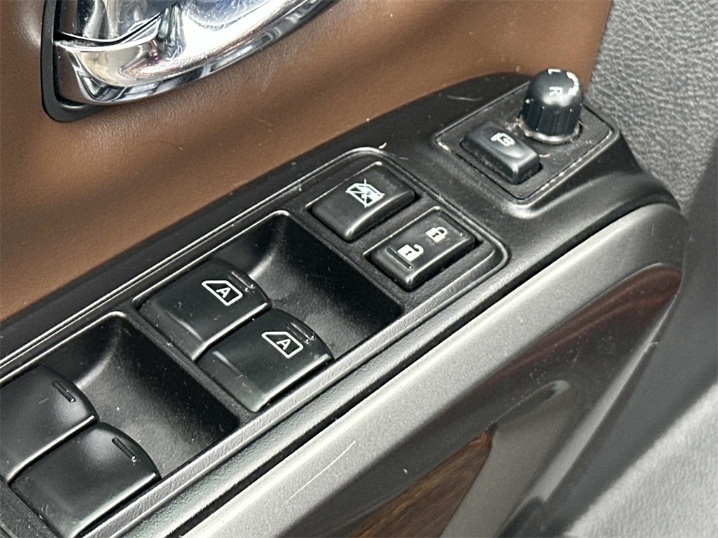 2017 Nissan Titan Platinum Reserve photo 25