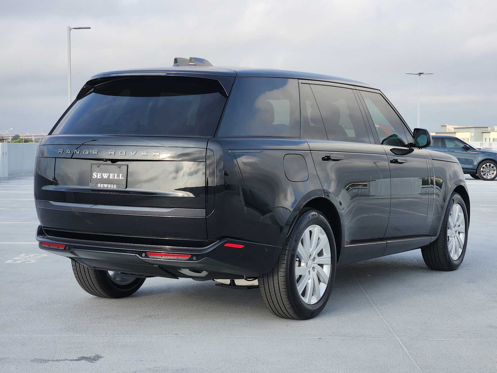 2025 Land Rover Range Rover SE photo 4