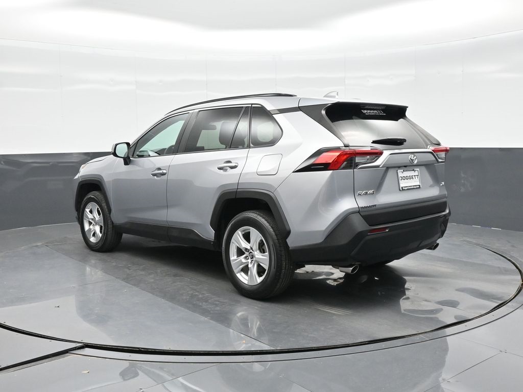 2021 Toyota RAV4 XLE photo 2