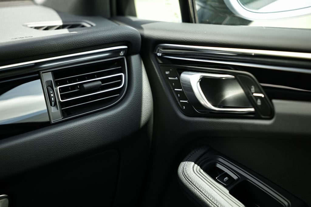 2024 Porsche Macan T photo 31