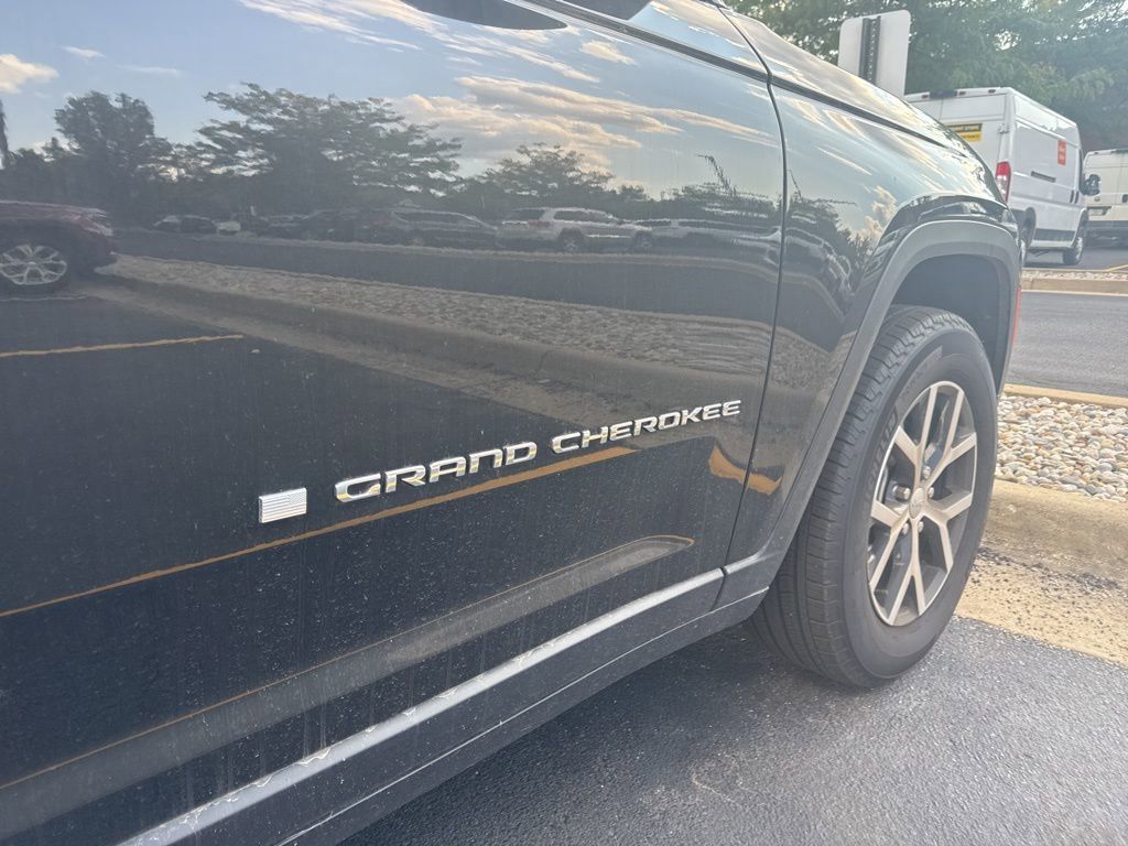 2023 Jeep Grand Cherokee Limited photo 2