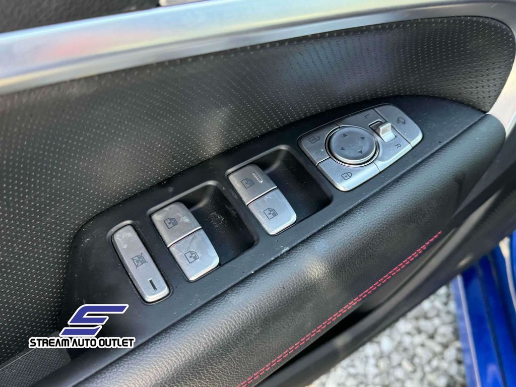 2023 Genesis G70 2.0T photo 15