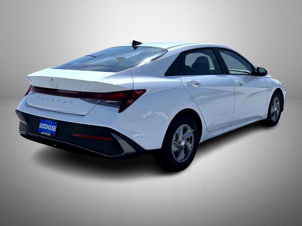 2025 Hyundai Elantra SE photo 5