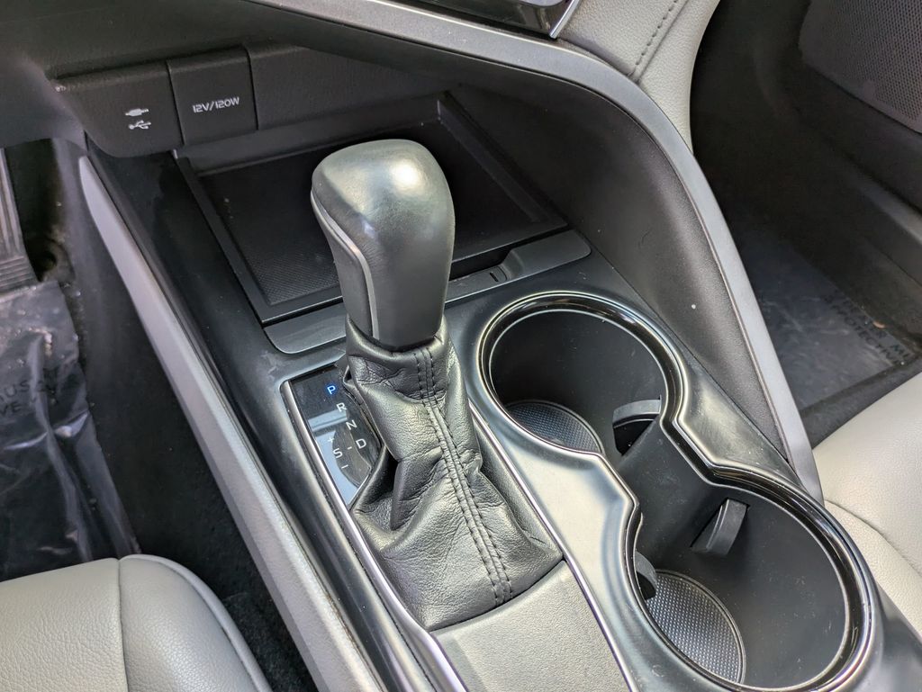 2018 Toyota Camry SE photo 17
