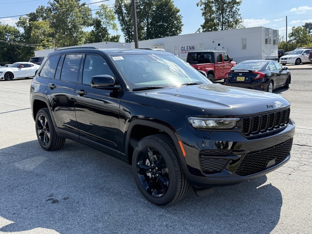 2025 Jeep Grand Cherokee Altitude photo 3