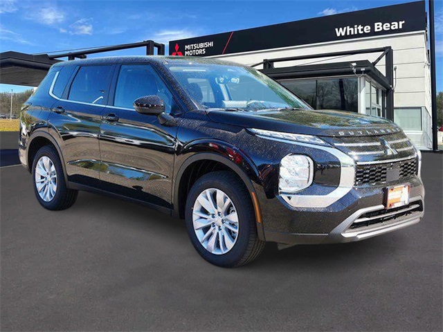 2025 Mitsubishi Outlander ES's photo