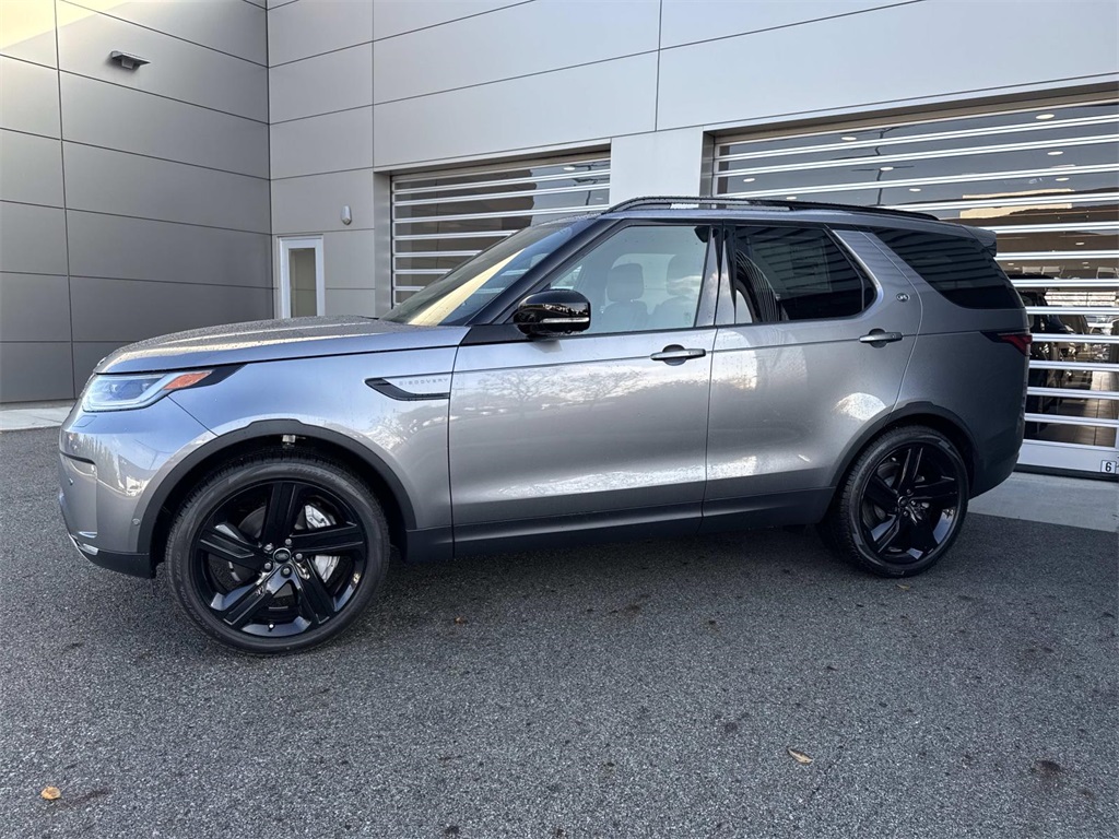 2025 Land Rover Discovery S photo 3