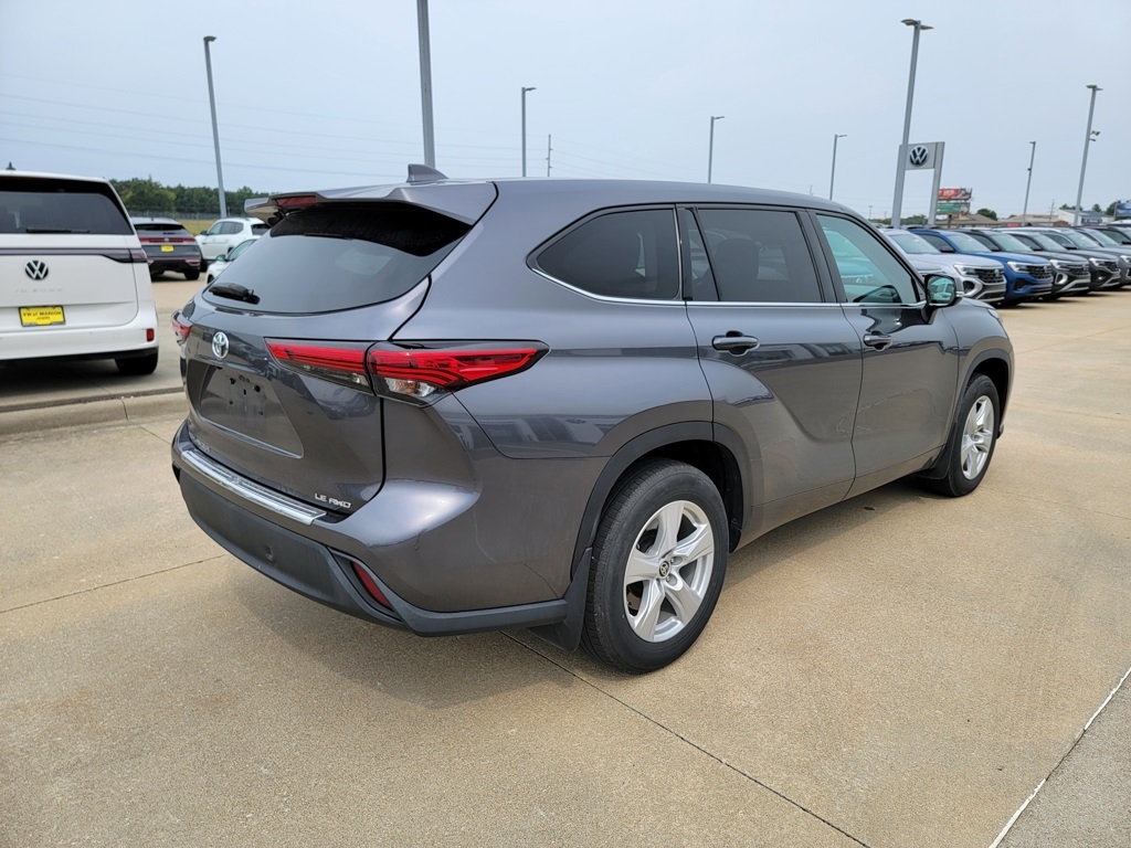 2021 Toyota Highlander LE photo 2