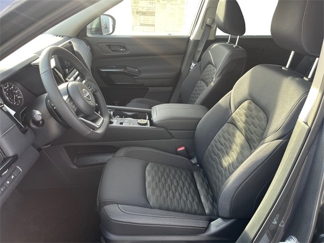 2025 Nissan Pathfinder SV photo 4