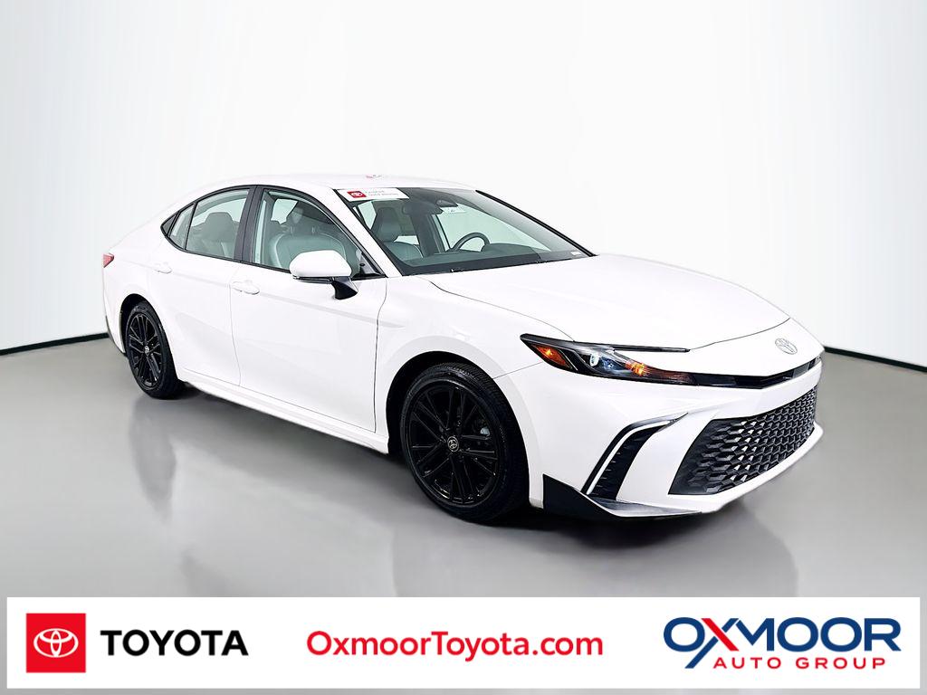 2025 Toyota Camry SE's photo